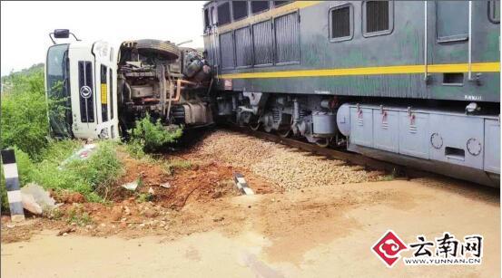 曲靖宣威一货车和火车抢道被撞翻 初步估算死了100多猪仔